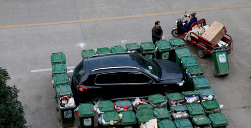 隨意亂停車，大爺搬垃圾桶怒攔私家車 