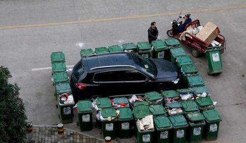 汽車被垃圾桶包圍是被惡搞還是得罪人了？